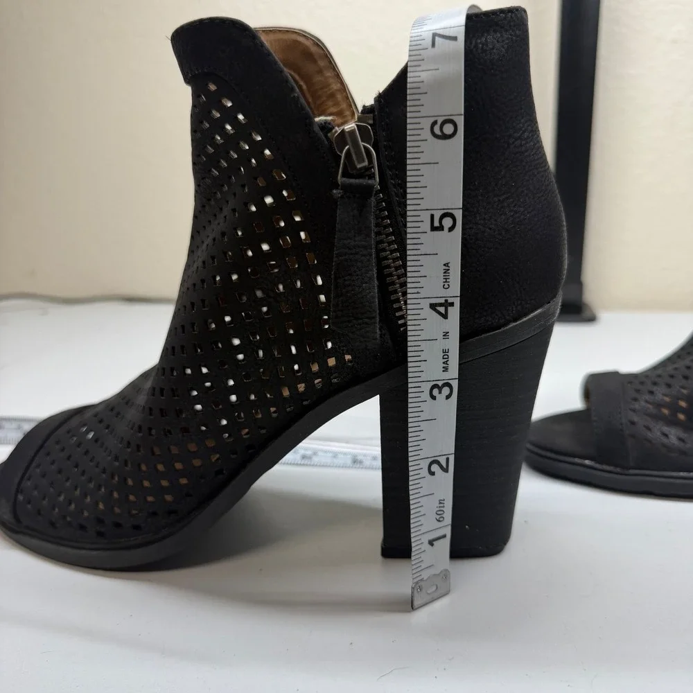 Portland‎ Emma Black Perforated Peep Toe Ankle Booties Zip Chunky Heel Block 8.5
